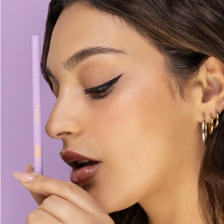 NEJHA Eye Reveal – Eyeliner in PennaEyeliner in Penna ultra – pigmentato nero, quick drying e waterproof.Con la sua fo