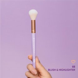 NEJHA 03 Blush & Highlighter Brush – Pennello BlushPennello compatto per l’applicazione di blush, bronzer e illuminanti