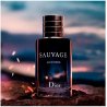  Dior Sauvage Eau de Parfum spray 100ml La freschezza potente di Sauvage rivela nuove sfaccettature sensuali e misterio